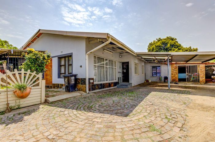 House for Sale in Kempton Park West: 3 beds, 2 baths, 2 granny flats.