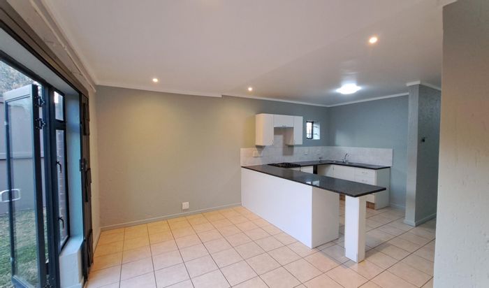 Darrenwood Apartment For Sale: Secure complex, pool, garden, close to amenities.