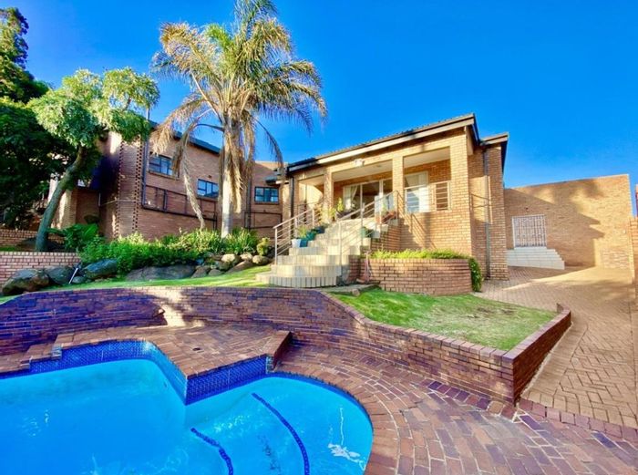 Glenvista House For Sale: 5 beds, pool, patio, staff quarters, solar panels.
