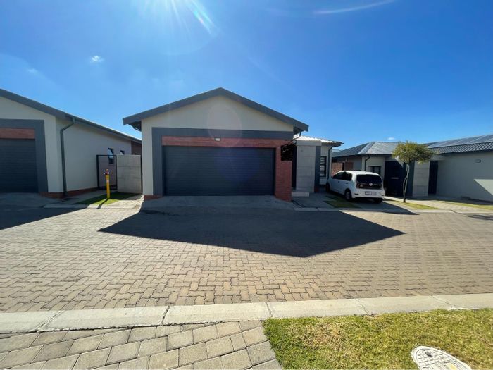 Kyalami AH House For Sale: 3 bedrooms, security estate, pool, clubhouse, pet-friendly.