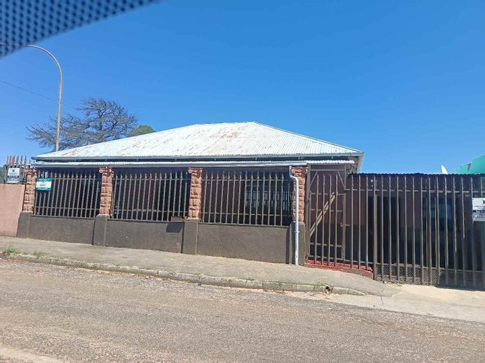 For Sale: House in Brixton with 5 bedrooms, parking, and student accommodation features.