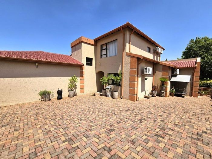 Stunning 4-Bedroom House in Kosmos Ridge with Elevated Views and Modern Amenities