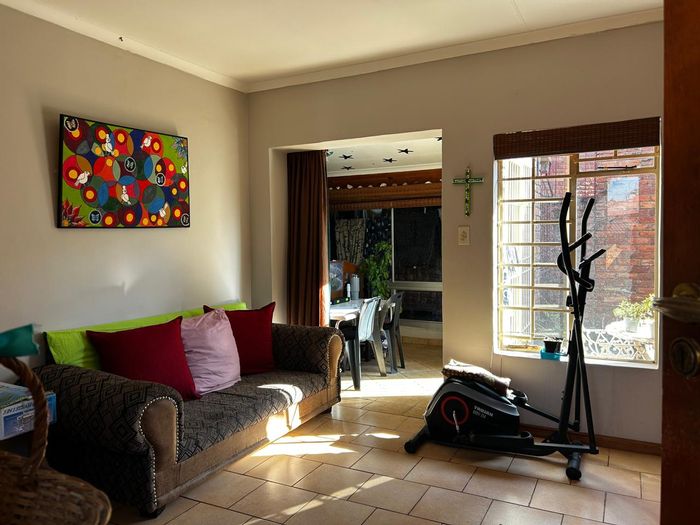 Aquapark House For Sale: 2 Bedrooms, security, garden services, and covered stoop.