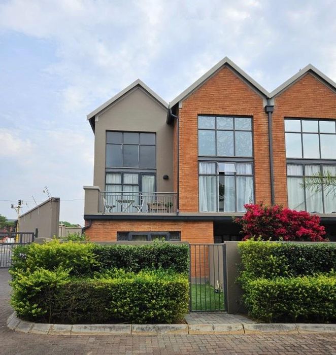 Darrenwood Apartment To Rent: 1 bed, balcony, pool, 24-hour security, near Cresta.