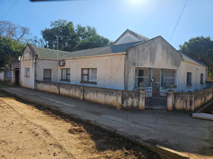 Kirkwood Central House For Sale: 3 Bedrooms, Flatlet, Large Erf, Garage.