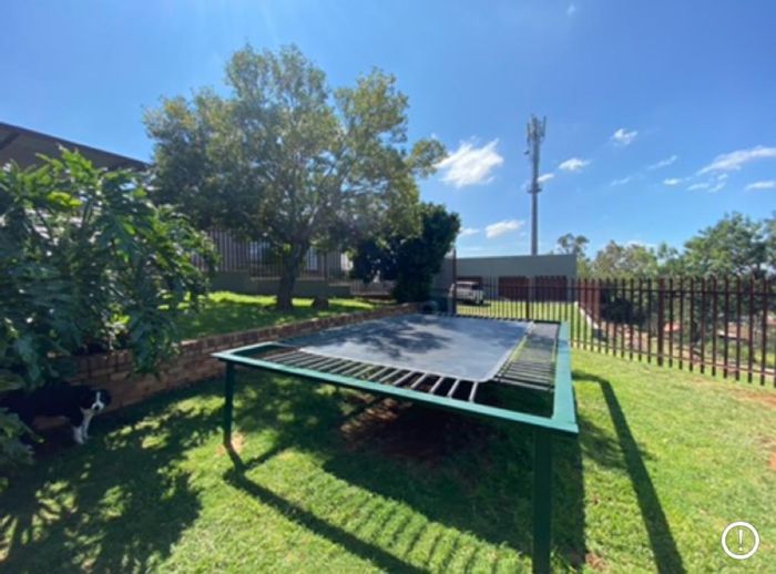 Walker Fruit Farms Small Holding For Sale: Pool, flatlet, solar power, large garage.