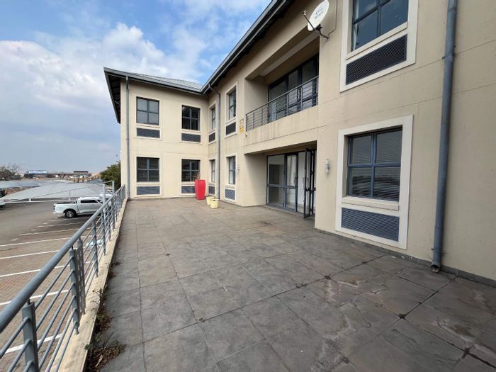 Meyersdal Office To Rent: 253sqm, private kitchen, balcony, parking options available.