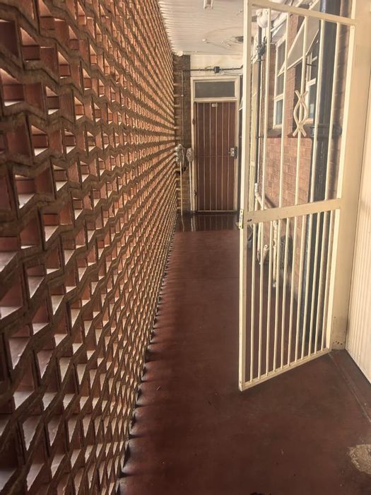 Sunnyside Apartment For Sale: 2 Bedrooms, Fitted Kitchen, 64sqm, R500,000.