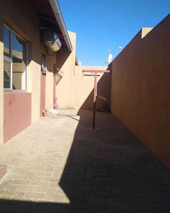 Khomasdal Townhouse For Sale: 2 Beds, 2 Baths, Courtyard, Carport, Security.