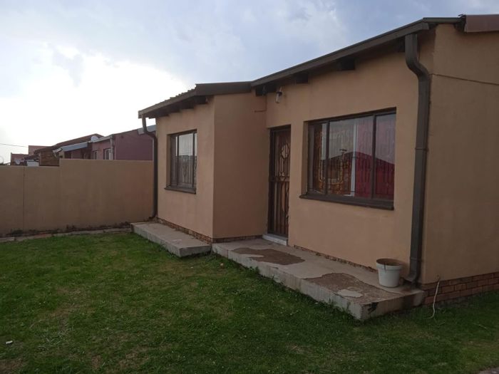 Property #2058784, House pending sale in Tsakane Ext 11