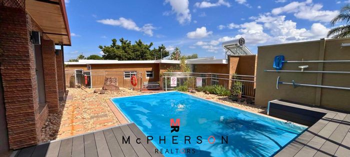 For Sale: House in Olympia with pool, gourmet kitchen, and entertainment area.