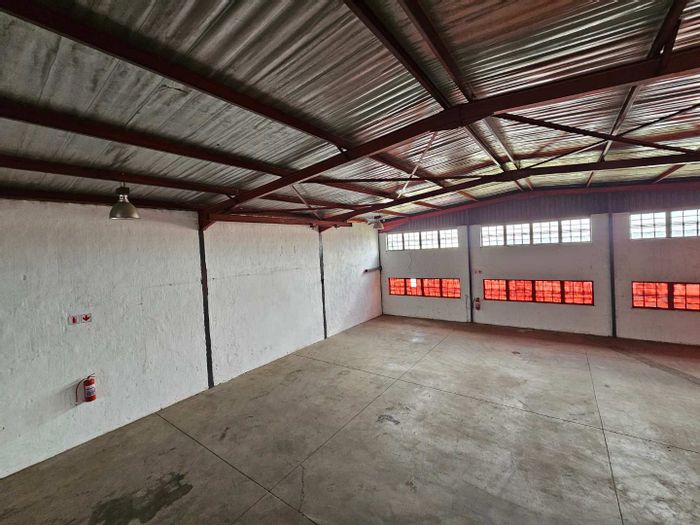 Industrial warehouse in Rustivia to rent, 452.20sqm, 3-phase power, truck access.