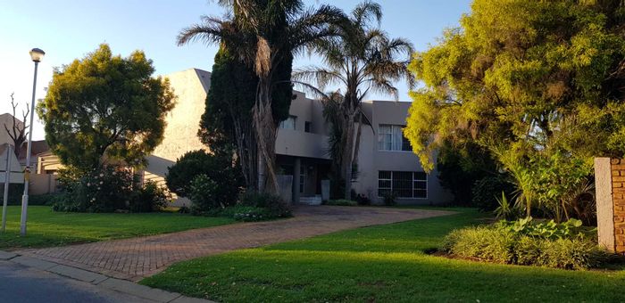 House To Rent in Sunward Park: Spacious with pool, patio, and double garage.