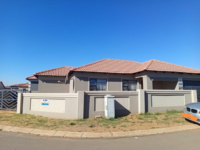 House for Sale in Vanderbijlpark Central East 7: 3 beds, garage, fenced yard.