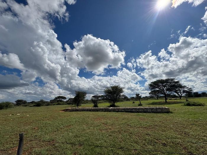 For Sale: Farm in Steinhausen Central with water access, wildlife, and 3-bedroom farmhouse.