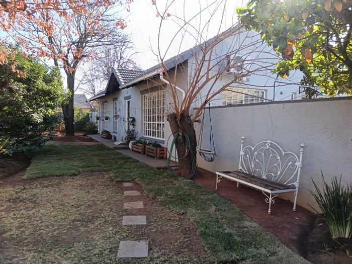 Brackenhurst House For Sale: 3 bedrooms, pool, flatlet, double garages, ample parking.