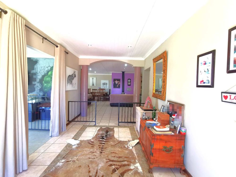 MAIN DWELLING - ENTRANCE HALL 