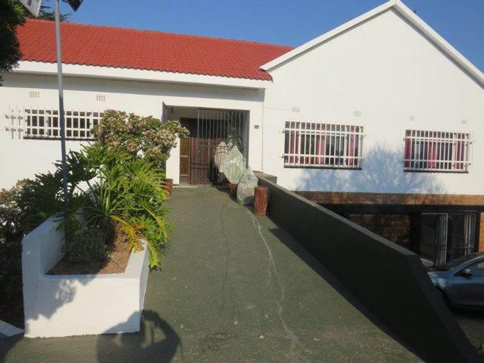 Spacious Oakdene house for sale: 6 bedrooms, flatlet, study, entertainer's garden.