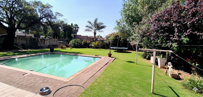 House for Sale in Robertsham: 3 Bedrooms, Pool, Entertainment Room, Approved Extension Plans.