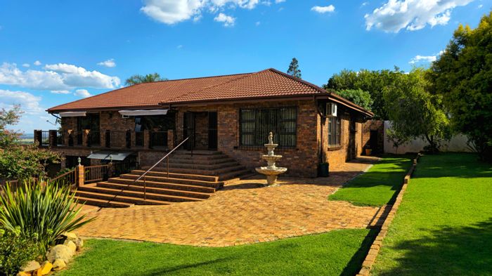Kibler Park House For Sale: 3 bedrooms, cottage, pool, security features, spacious layout.
