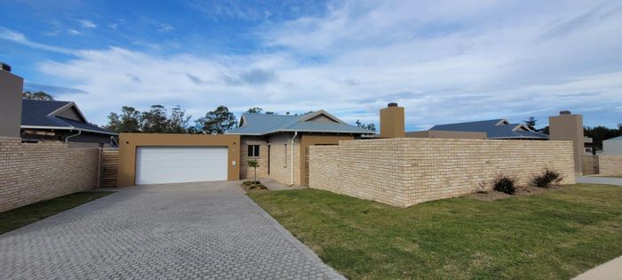 Mooikloof Country Estate: House For Sale with 3 Bedrooms, Double Garage, Inverter System.