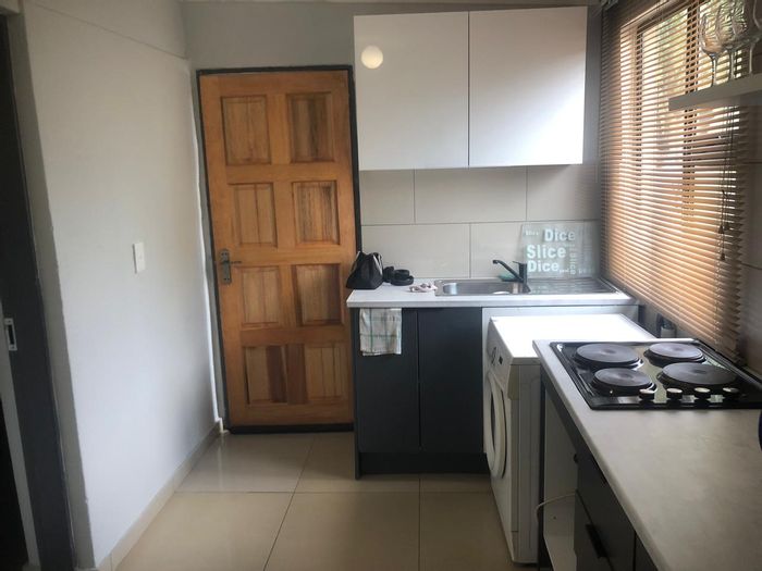 Cottage To Rent in Lombardy East: 1 Bedroom, Open Parking, Kitchen with Electric Stove.