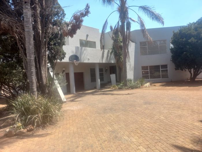 House for Sale in Sunward Park: Open-plan living, entertainment area, pool access.