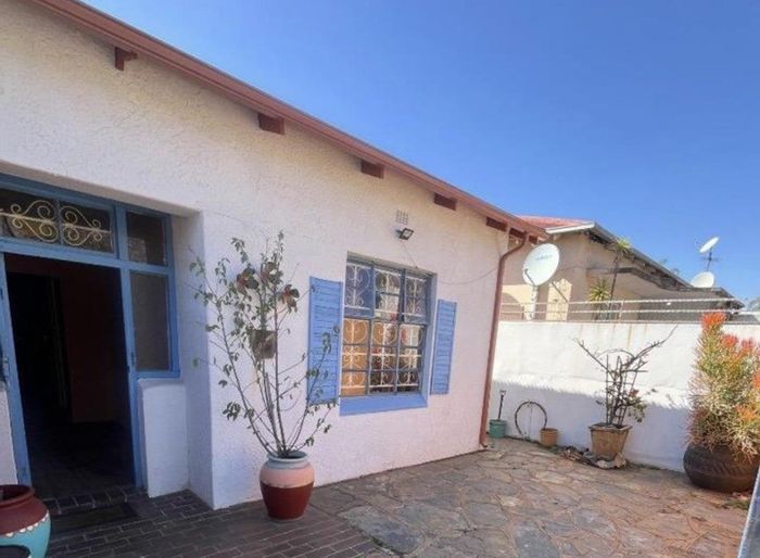 For Sale: House in Bezuidenhouts Valley with 6 bedrooms, dual living potential.