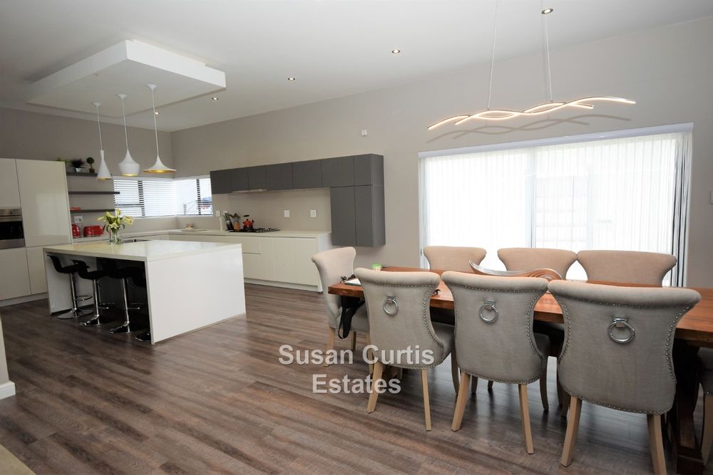 OPEN PLAN DINING AND KITCHEN