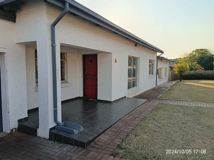 Maraisburg House For Sale: 4 bedrooms, flatlet, garages, staff quarters, security features.