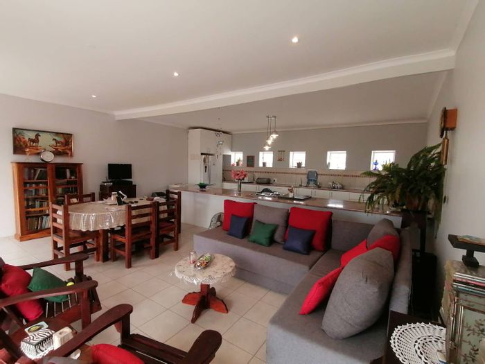 Luderitz Central House For Sale: 2 en-suite bedrooms, open spaces, practical layout.