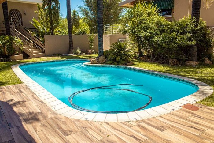 House for Sale in Klein Windhoek: Spacious Home, Pool, Entertainment Area, and Flat.