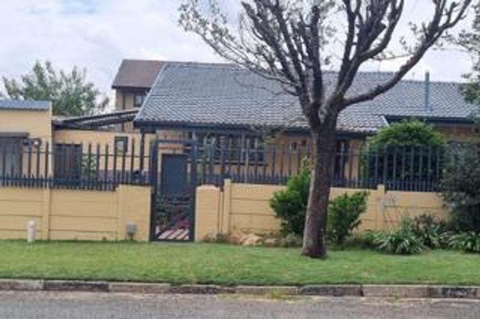 Ridgeway House For Sale: 4 bedrooms, study, pool, spacious backyard, close to amenities.