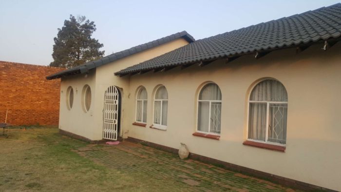 3-bedroom house in Bakerton with large yard and close to amenities. For Sale.