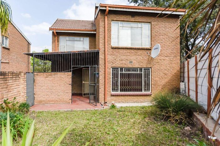 3-Bedroom Townhouse For Sale in Vereeniging Central with garden and guest toilet.