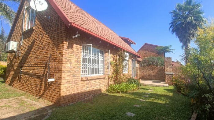 Zwartkop Townhouse For Sale: 2 bedrooms, private garden, lock-up garage, central location.