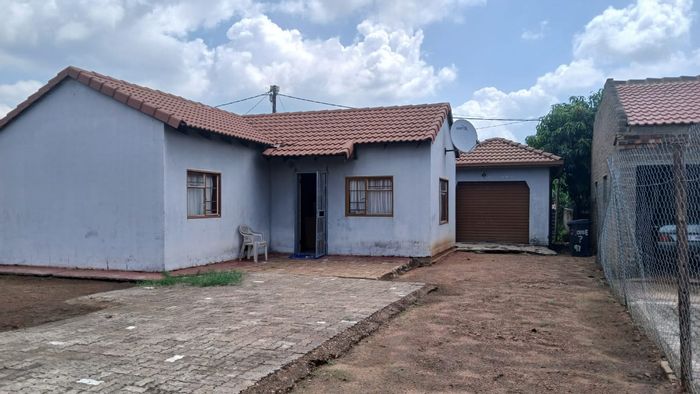 3-bedroom house for sale in Ga-Rankuwa with garage, yard, and easy transport access.