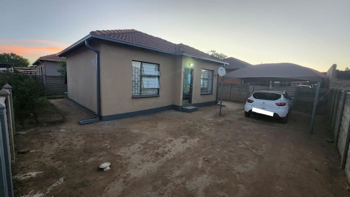 For Sale: House in Vanderbijlpark Central East 3 with 2 bedrooms, carport, pet-friendly.