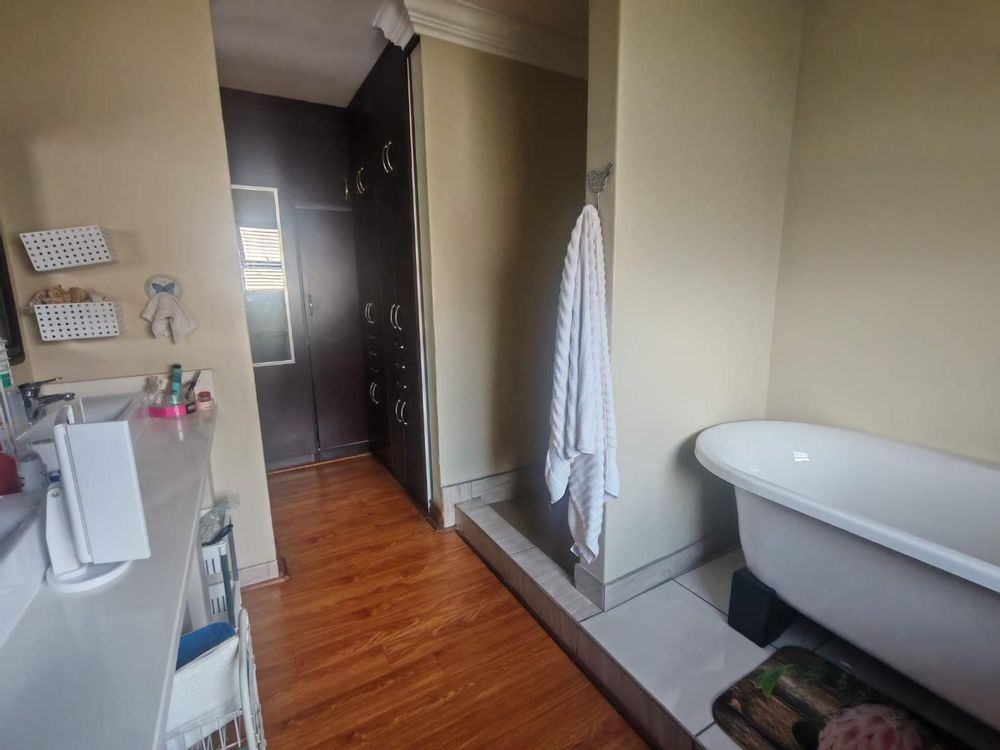 Ensuite bathroom of bedroom 2