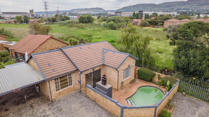 Wilgeheuwel Townhouse For Sale: 2 beds, pool, braai area, secure complex.