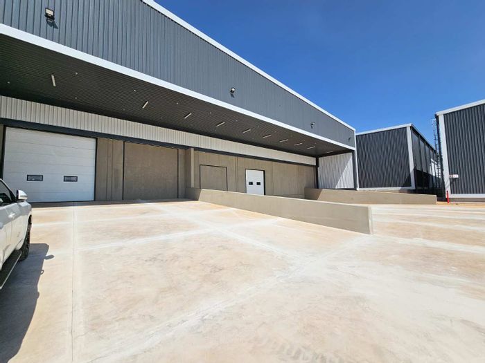 Industrial Warehouse To Rent in Pomona: 3,064sqm with office, yard, and security.