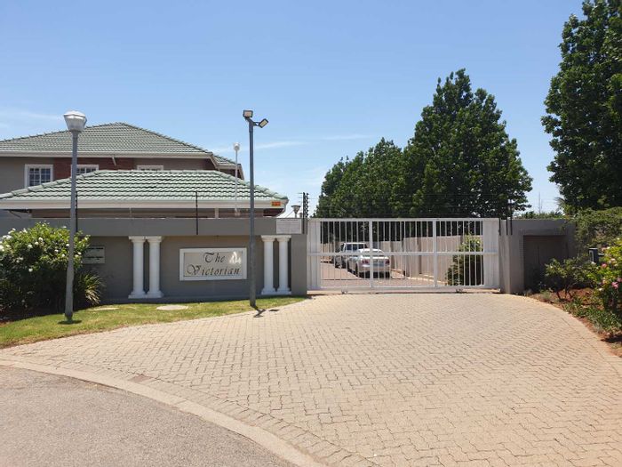 Eveleigh Townhouse For Sale: 3 Bedrooms, Garage, Study, Close to East Rand Mall.