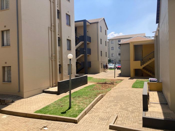 Two-bedroom apartment for sale in Jabulani with 24-hour security and open parking.
