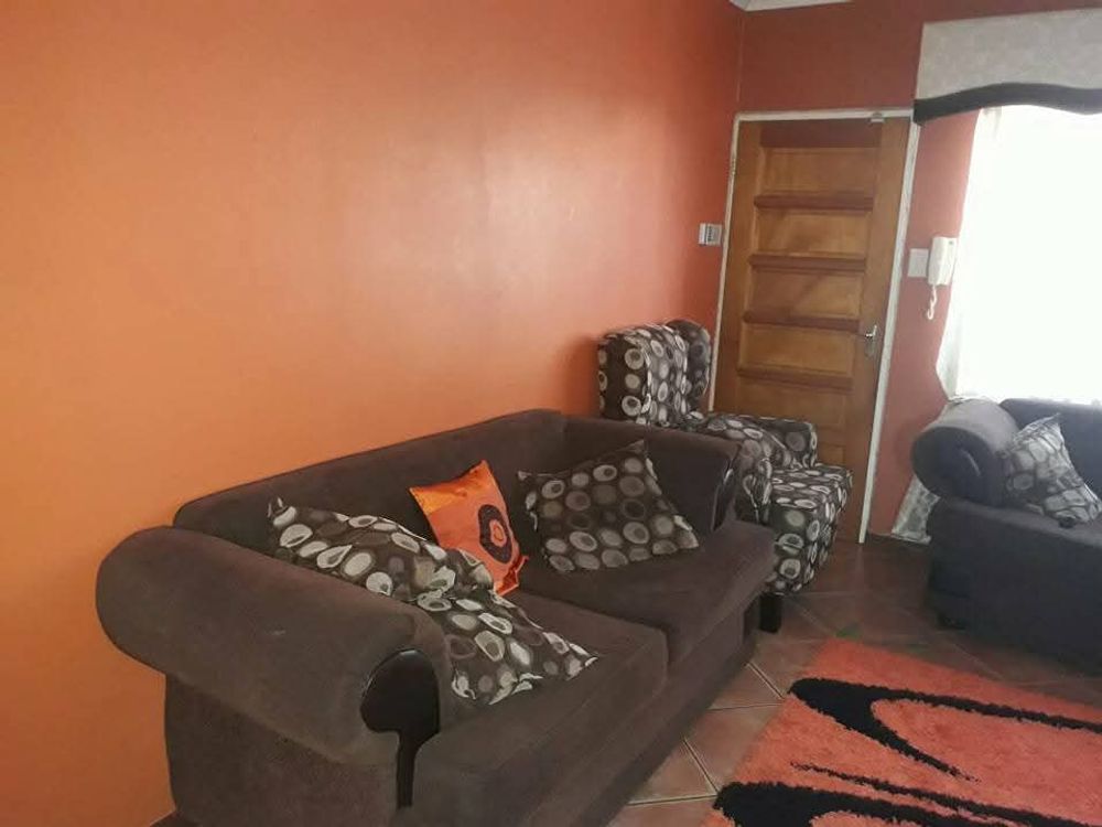 LOUNGE/LIVING ROOM