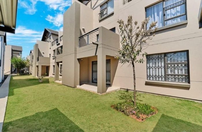 For Sale: Apartment in Ruimsig with 3 bedrooms, balcony, and 24-hour security.