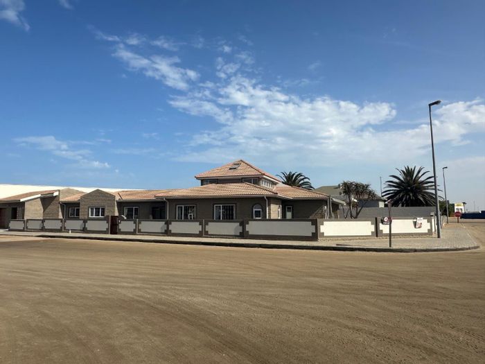 For Sale: House in Swakopmund Central, 6 bedrooms, ideal for offices or Air B&B.