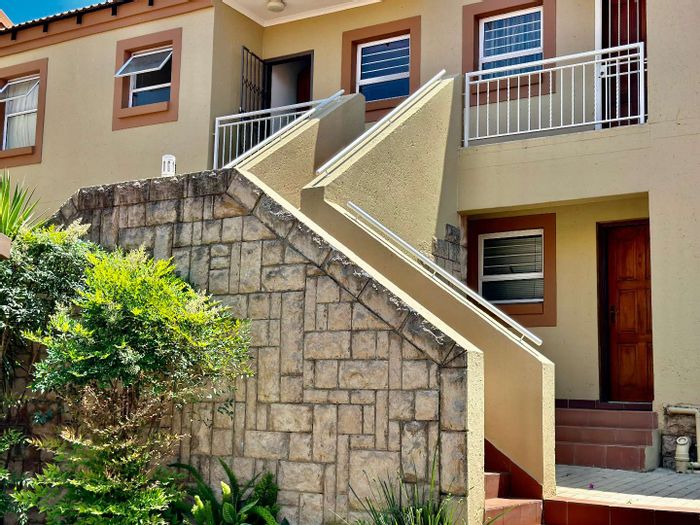 Sunninghill Townhouse For Sale: 2 beds, pool, security, private balcony, parking.