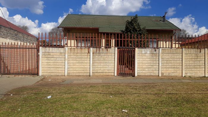 For Sale: Kenilworth House with Flatlet, Pool, and Ample Parking Options.