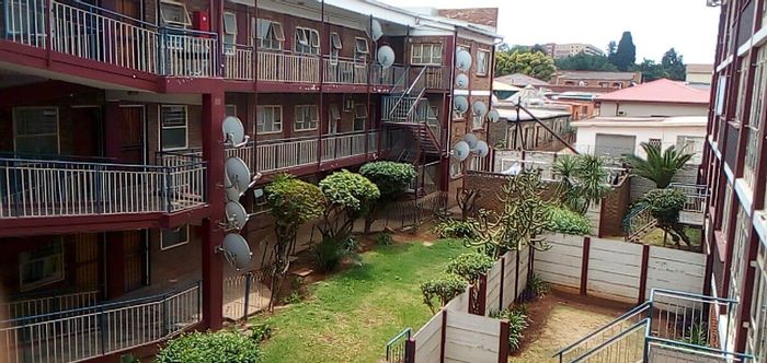 Kempton Park Central Apartment For Sale: 1.5 beds, secure parking, near amenities.