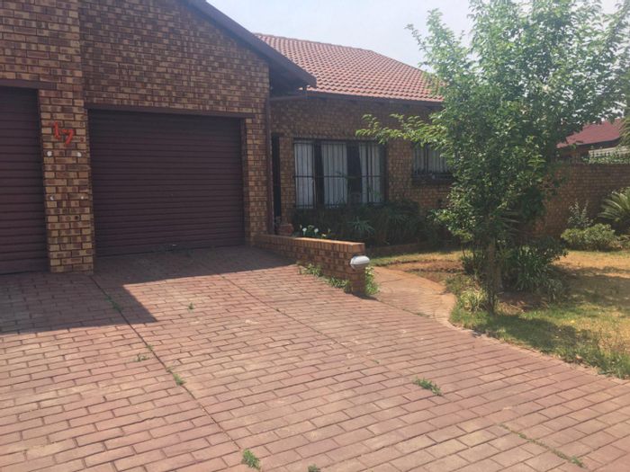 For Sale: House in The Reeds with pool, lapa, double garage, and study.